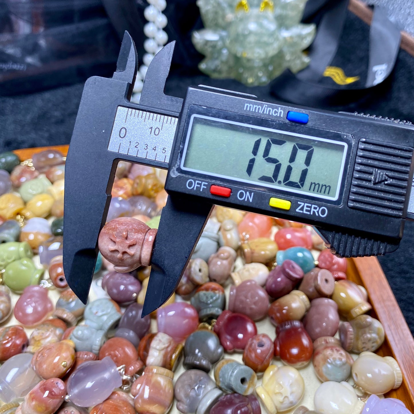 Natural Alashan agate glove carved charms