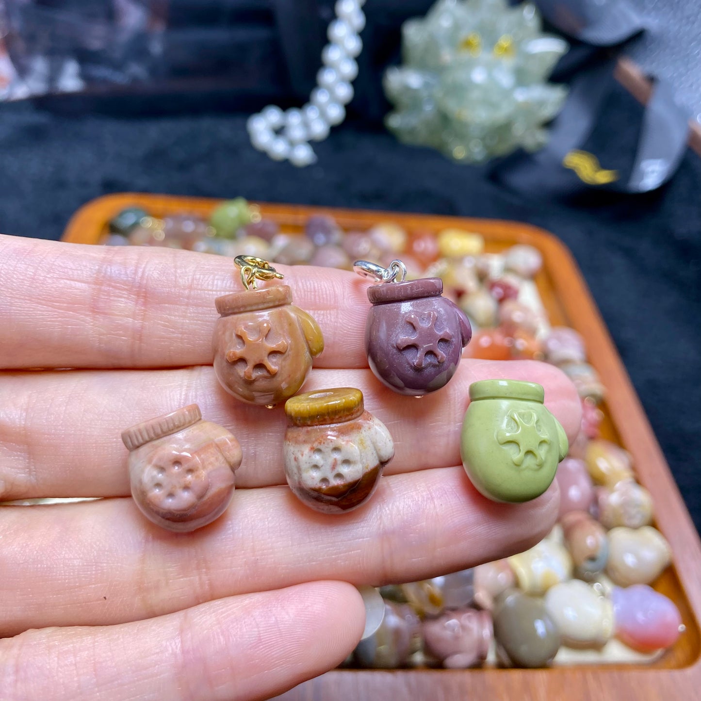 Natural Alashan agate glove carved charms